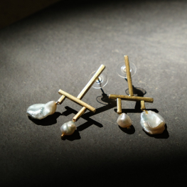 Crossbar pearl drop with gold-plated silver earrings