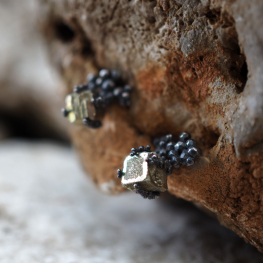 Bonding earrings : brass with black ruthenium plated, pyrite