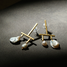 Crossbar pearl drop with gold-plated silver earrings